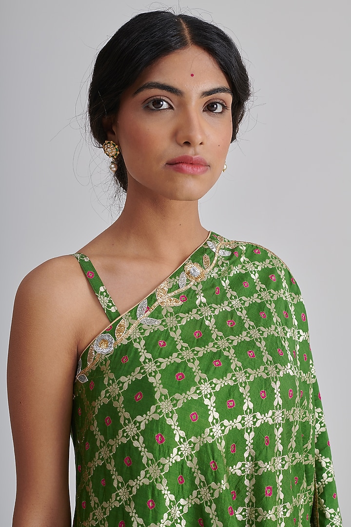 Green Bandhani Banarasi Silk Embroidered Cape Set by RASHIKA MITTAL at Pernia's Pop Up Shop