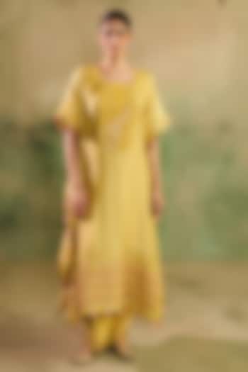 Yellow Chanderi Thread Embroidered Kurta Set by Reeti Arneja at Pernia's Pop Up Shop