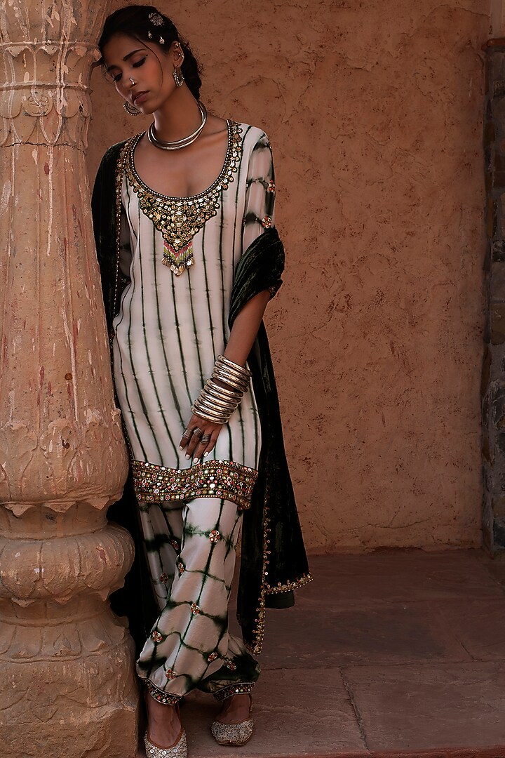 Emerald Green Printed Kurta Set by Reeti Arneja at Pernia's Pop Up Shop
