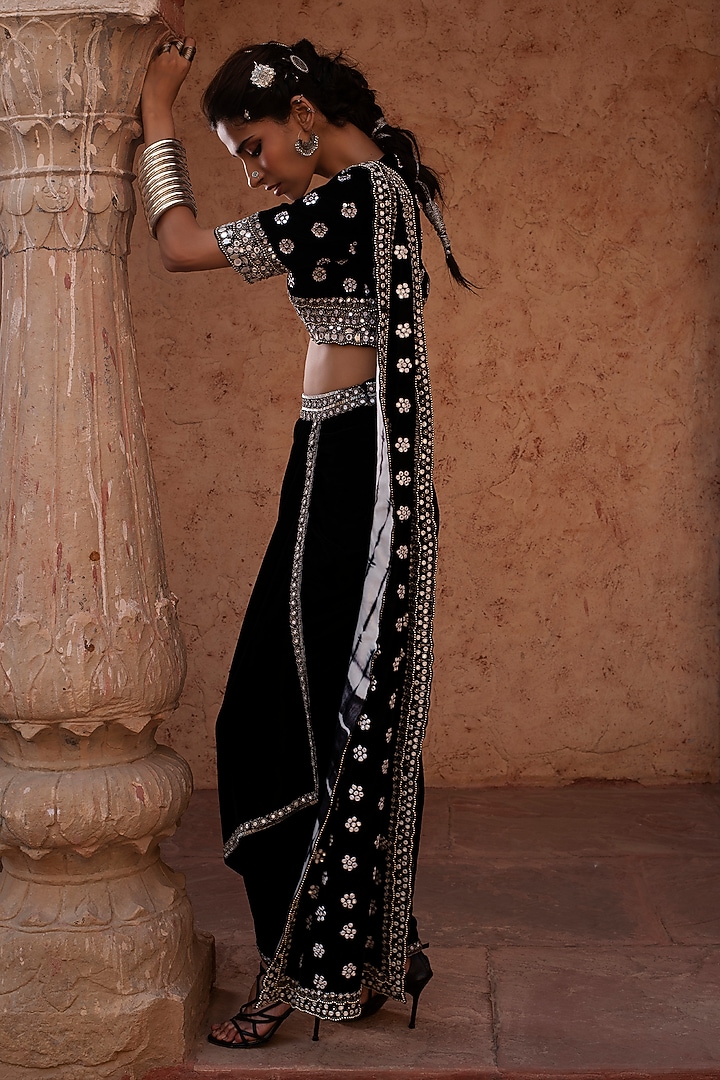 Black Embroidered Pre-Stitched Wedding Saree Set by Reeti Arneja at Pernia's Pop Up Shop
