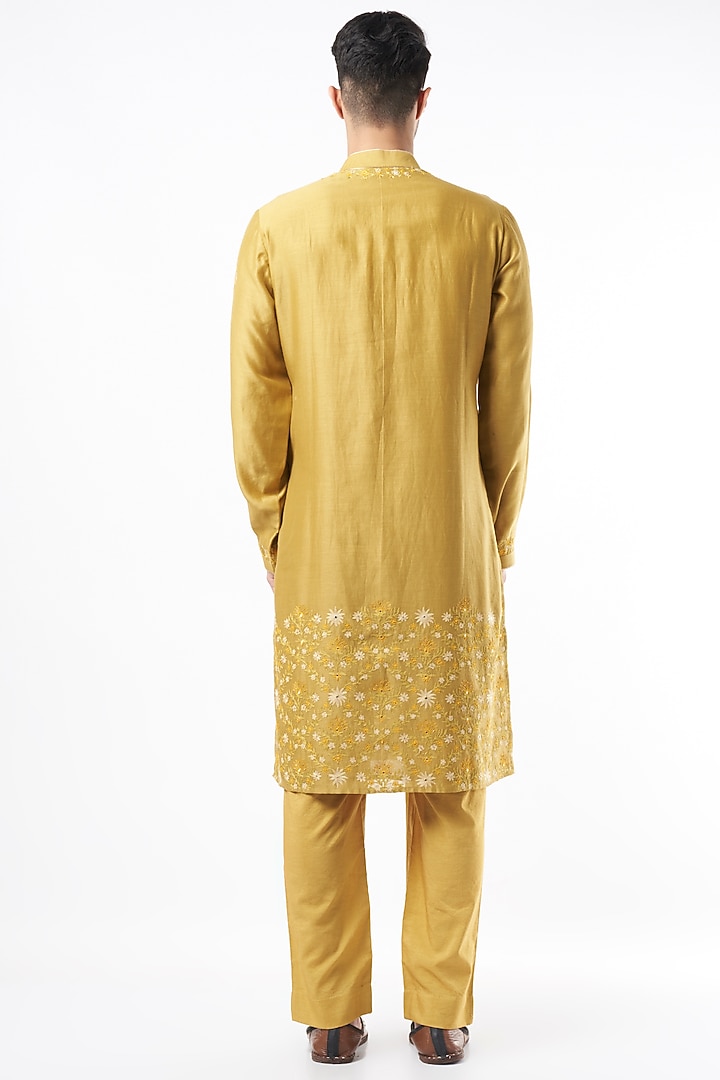 Mustard Chanderi Handloom Kurta Set by Rar Studio Men at Pernia's Pop Up Shop