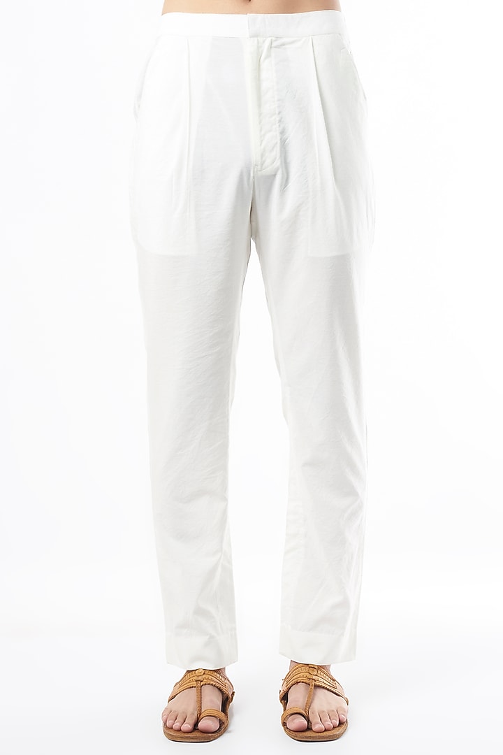 White Hand Embroidered Kurta Set by Rar Studio Men at Pernia's Pop Up Shop