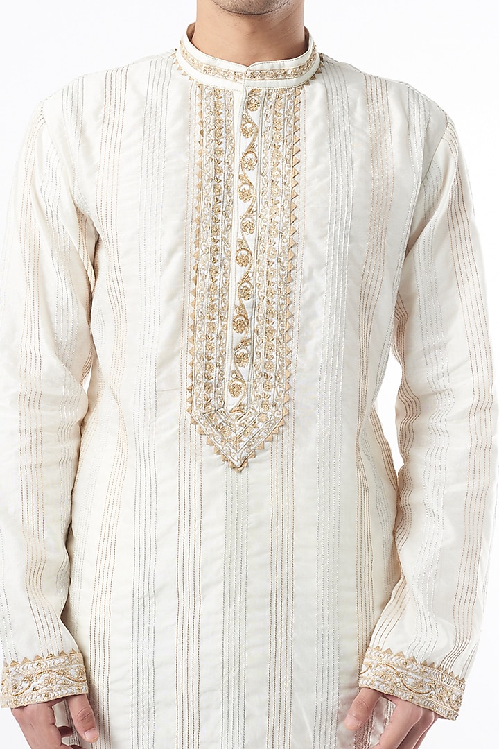 White Hand Embroidered Kurta Set by Rar Studio Men at Pernia's Pop Up Shop