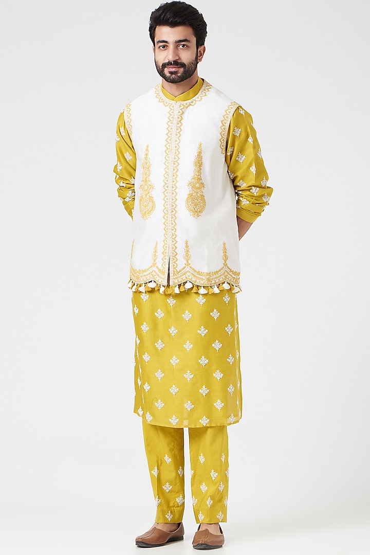Ivory Chanderi Handloom & Silk Cotton Dori Hand Embroidered Bundi Jacket Set by Rar Studio Men