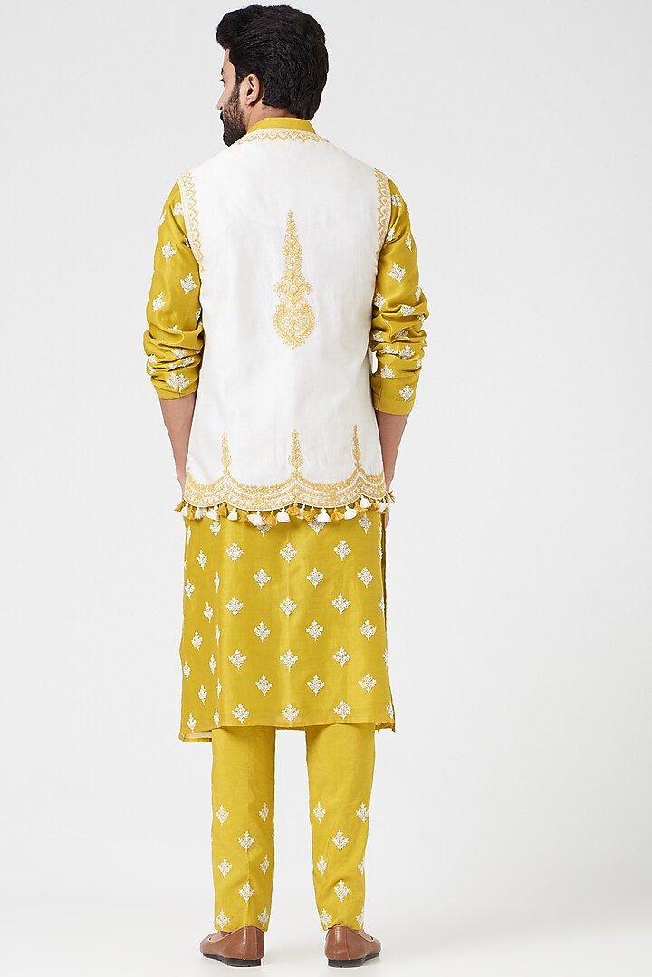 Ivory Chanderi Handloom & Silk Cotton Dori Hand Embroidered Bundi Jacket Set by Rar Studio Men at Pernia's Pop Up Shop