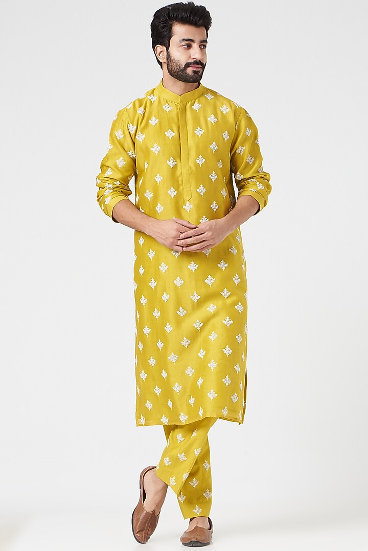 Ivory Chanderi Handloom & Silk Cotton Dori Hand Embroidered Bundi Jacket Set by Rar Studio Men at Pernia's Pop Up Shop