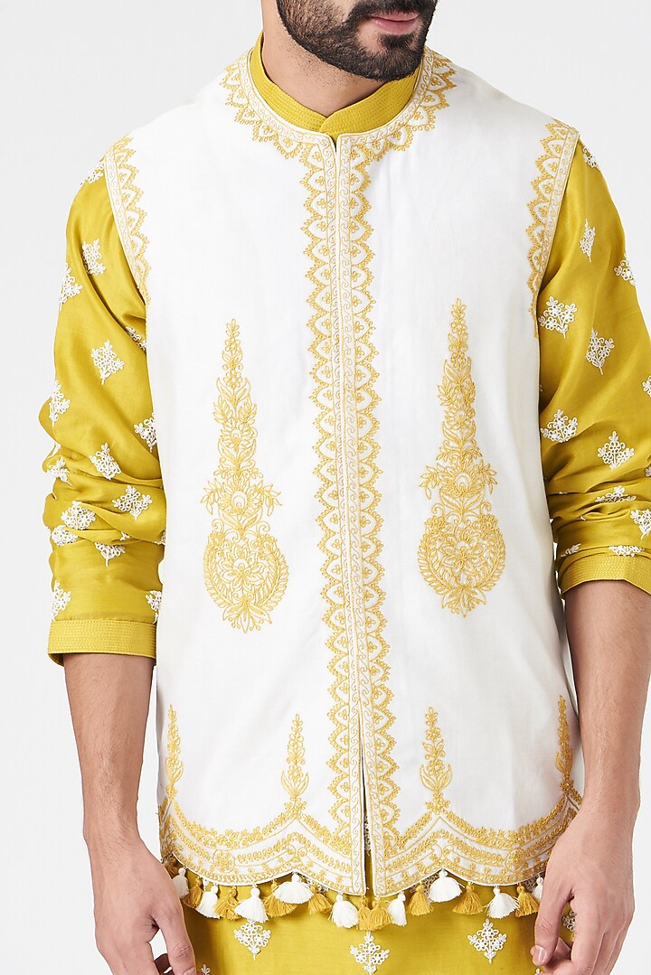Ivory Chanderi Handloom & Silk Cotton Dori Hand Embroidered Bundi Jacket Set by Rar Studio Men at Pernia's Pop Up Shop