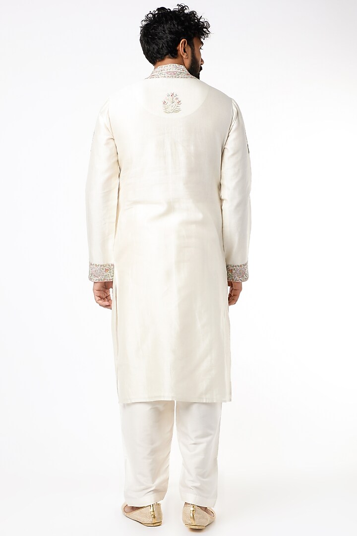 White Thread Embroidered Kurta Set by Rar Studio Men at Pernia's Pop Up Shop