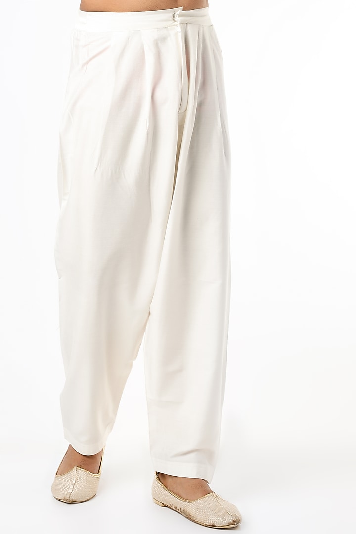 White Thread Embroidered Kurta Set by Rar Studio Men at Pernia's Pop Up Shop