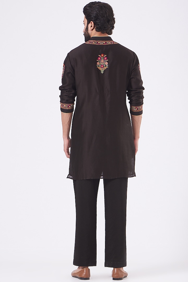 Black Embroidered Kurta Set by Rar Studio Men at Pernia's Pop Up Shop