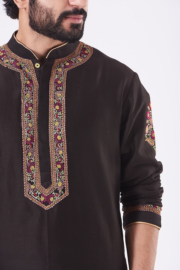 Black Embroidered Kurta Set by Rar Studio Men at Pernia's Pop Up Shop