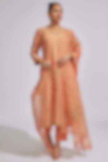 Pink Chanderi Embroidered Kurta Set by RAR Studio at Pernia's Pop Up Shop