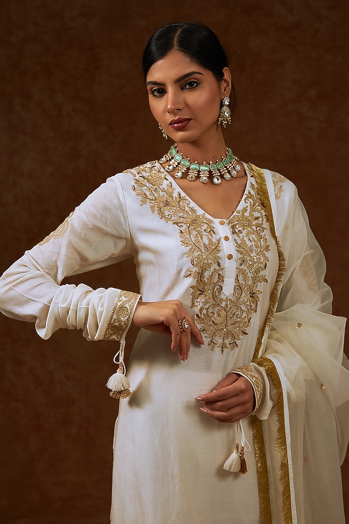 Ivory Chanderi Handloom Aari Embroidered Kurta Set by Rar Studio at Pernia's Pop Up Shop