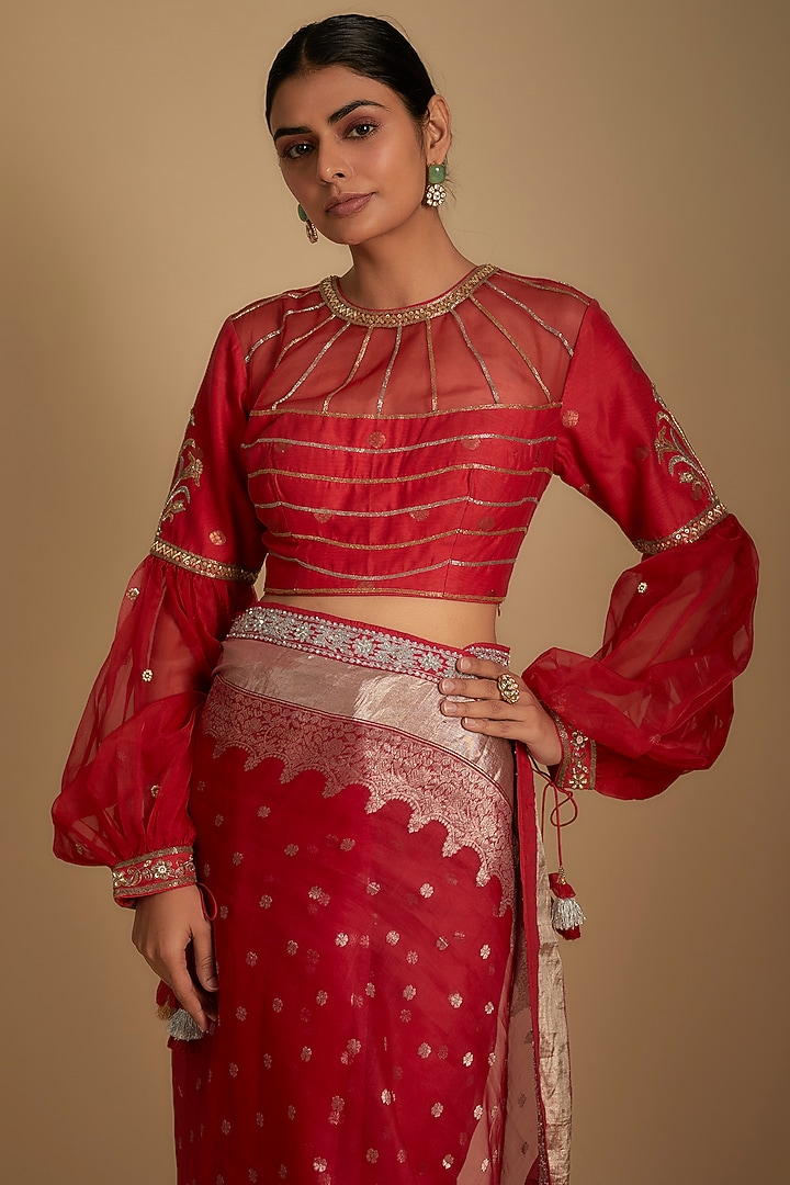 Red Chanderi & Organza Aari Embroidered Woven Wedding Saree Set by RAR Studio at Pernia's Pop Up Shop