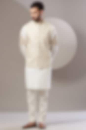 White Chanderi Handloom Bundi Jacket With Kurta Set by Rar Studio Men