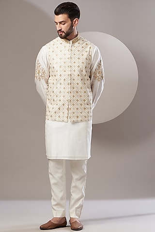 White Chanderi Handloom Quilted Bundi Jacket Set by Rar Studio Men