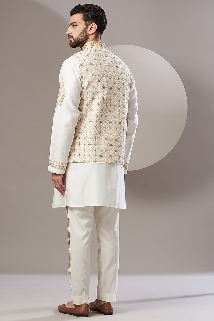 White Chanderi Handloom Quilted Bundi Jacket Set by Rar Studio Men at Pernia's Pop Up Shop