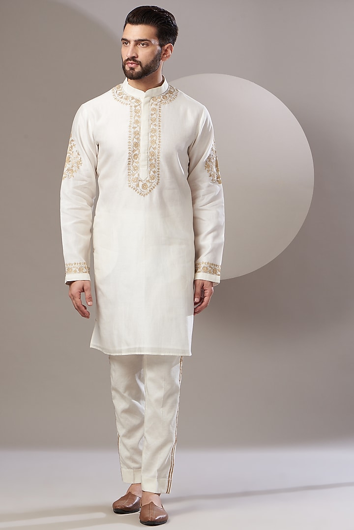 White Chanderi Handloom Quilted Bundi Jacket Set by Rar Studio Men at Pernia's Pop Up Shop