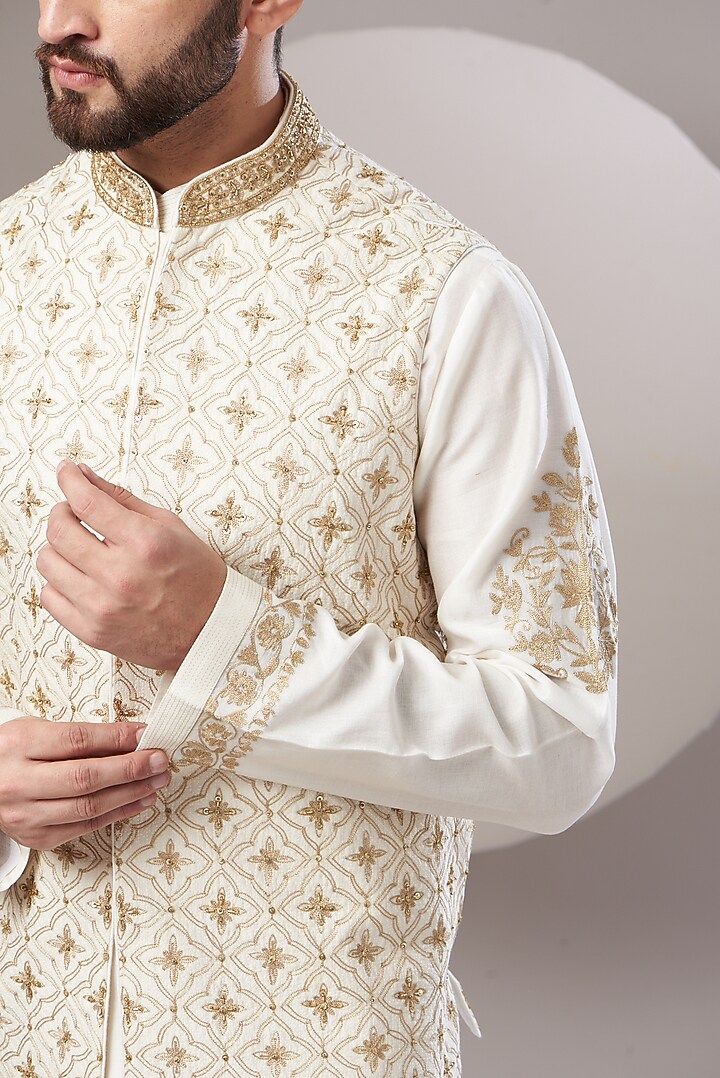 White Chanderi Handloom Quilted Bundi Jacket Set by Rar Studio Men at Pernia's Pop Up Shop