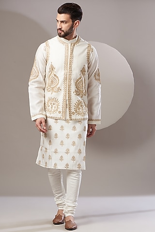 White Chanderi Handloom Aari Hand Embroidered Quilted Bundi Jacket Set by Rar Studio Men
