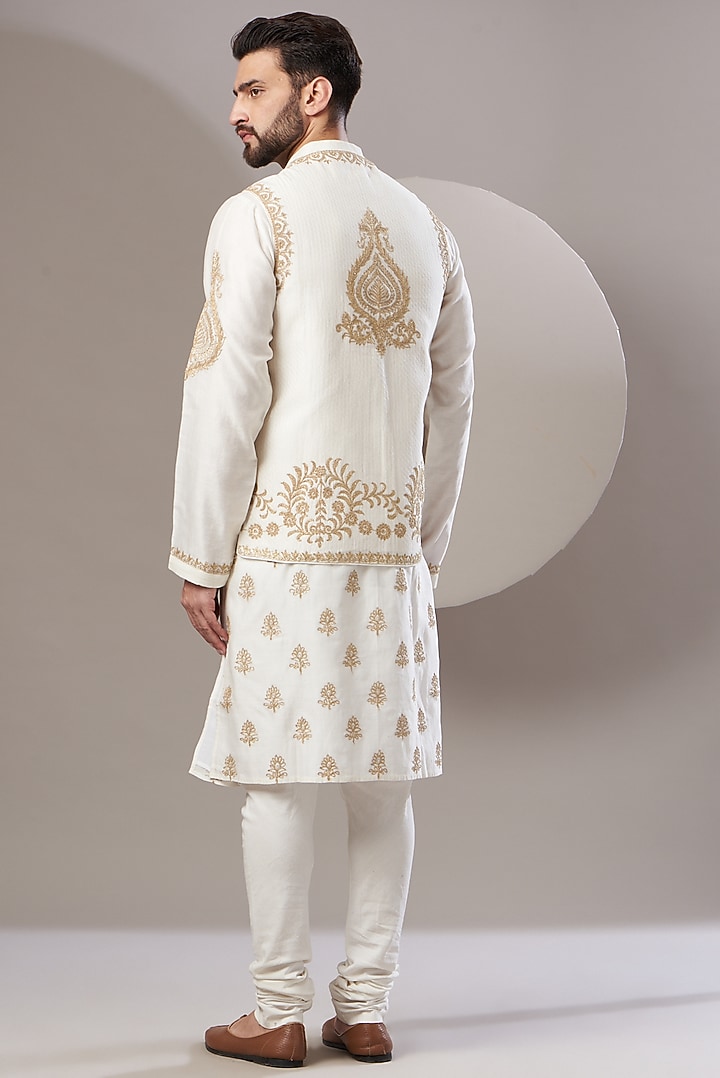 White Chanderi Handloom Aari Hand Embroidered Quilted Bundi Jacket Set by Rar Studio Men at Pernia's Pop Up Shop