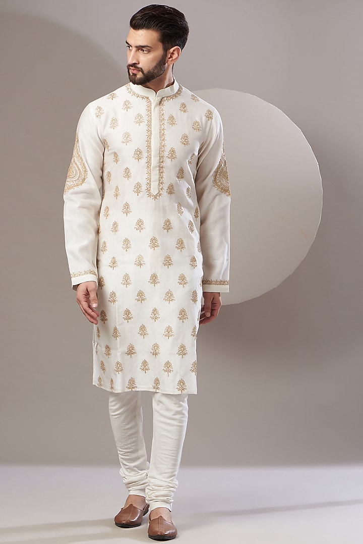 White Chanderi Handloom Aari Hand Embroidered Quilted Bundi Jacket Set by Rar Studio Men at Pernia's Pop Up Shop