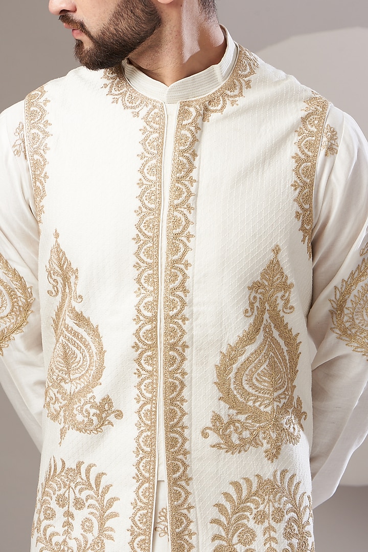 White Chanderi Handloom Aari Hand Embroidered Quilted Bundi Jacket Set by Rar Studio Men at Pernia's Pop Up Shop