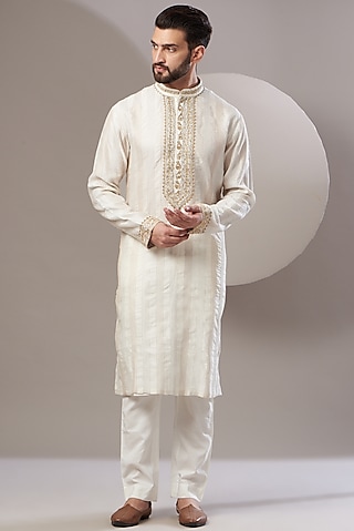 White Chanderi Handloom Hand Embroidered Kurta Set by Rar Studio Men