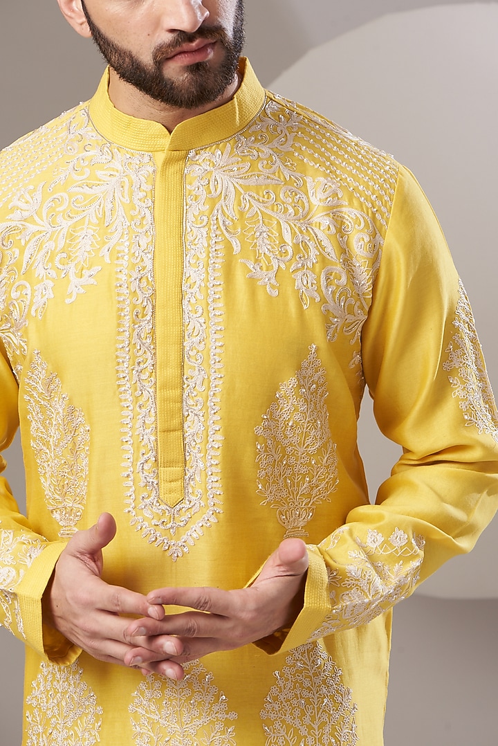 Mustard Embroidered Kurta Set by Rar Studio Men at Pernia's Pop Up Shop