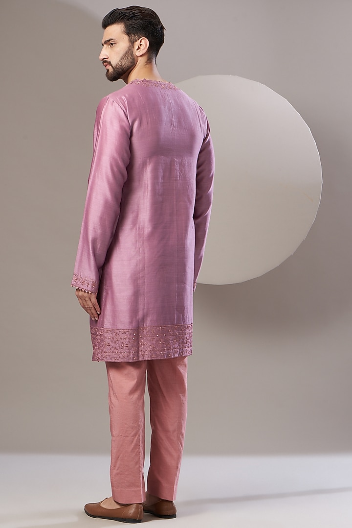 Mauve Chanderi Handloom Thread Embroidered Kurta Set by Rar Studio Men at Pernia's Pop Up Shop