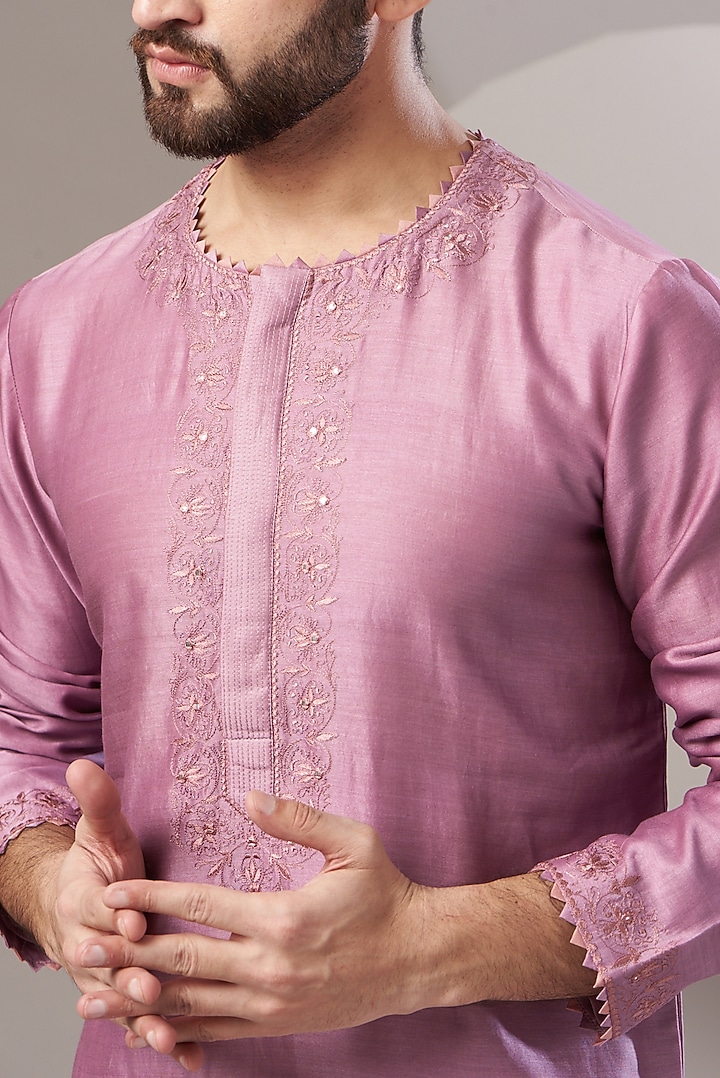 Mauve Chanderi Handloom Thread Embroidered Kurta Set by Rar Studio Men at Pernia's Pop Up Shop