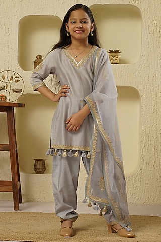 Light Grey Chanderi Silk Embroidered Kurta Set For Girls by Lil Gems by RAR Studio
