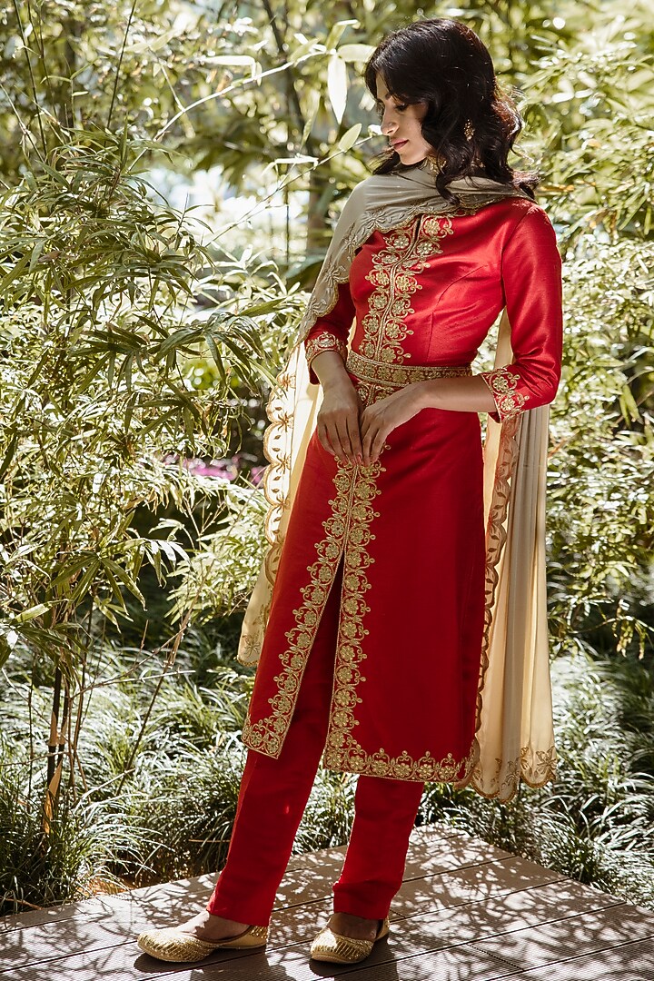 Scarlet Red Hand Embroidered Kurta Set by Rashika Sharma at Pernia's Pop Up Shop