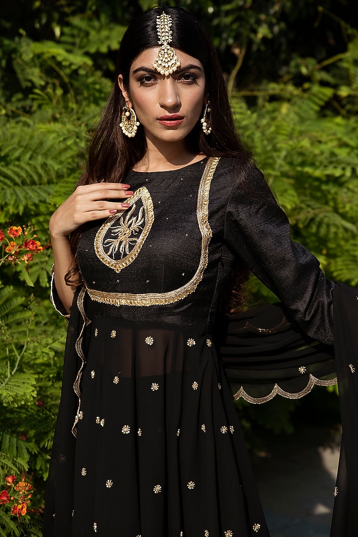 Black Hand Embroidered Kurta Set by Rashika Sharma at Pernia's Pop Up Shop
