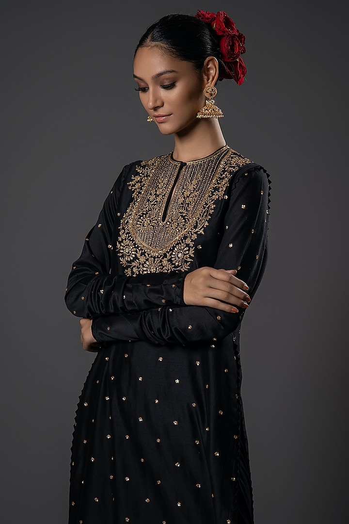 Black Chanderi Silk Floral Embroidered Straight Kurta Set by Rohit Bal at Pernia's Pop Up Shop