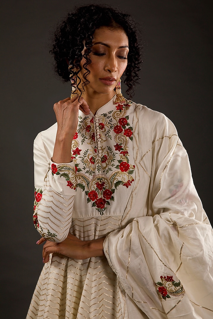 Ivory Embroidered Wedding Anarkali Set by Rohit Bal at Pernia's Pop Up Shop