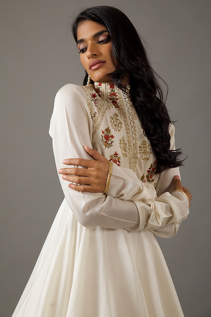 Ivory Chanderi Machine & Hand Embroidered Wedding Anarkali Set by Rohit Bal at Pernia's Pop Up Shop