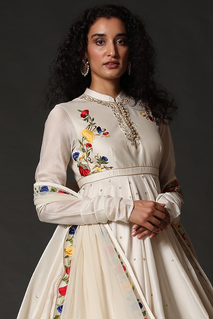 Ivory Machine Embroidered Wedding Anarkali Set by Rohit Bal at Pernia's Pop Up Shop