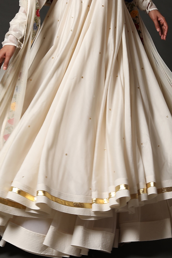 Ivory Machine Embroidered Wedding Anarkali Set by Rohit Bal at Pernia's Pop Up Shop