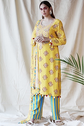 Yellow Printed Kurta Set by Rebecca Dewan