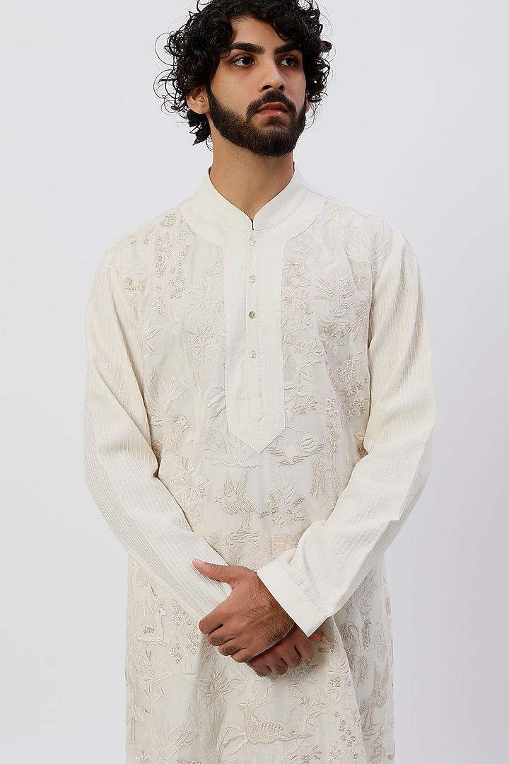 White Linen Machine Embroidered Kurta Set by Rohit Bal Men at Pernia's Pop Up Shop