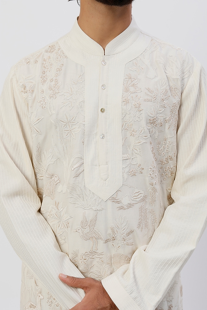 White Linen Machine Embroidered Kurta Set by Rohit Bal Men at Pernia's Pop Up Shop