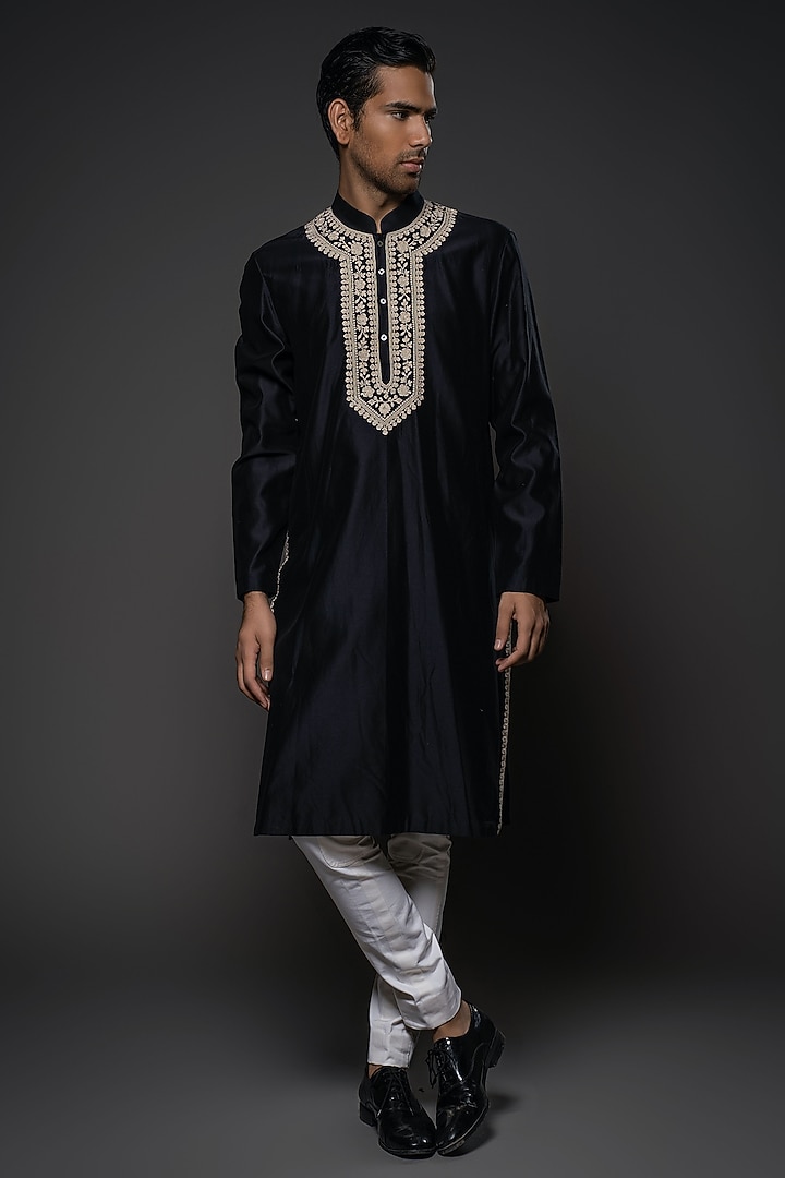 Black Chanderi Silk Resham Hand Embroidered Kurta Set by Rohit Bal Men at Pernia's Pop Up Shop