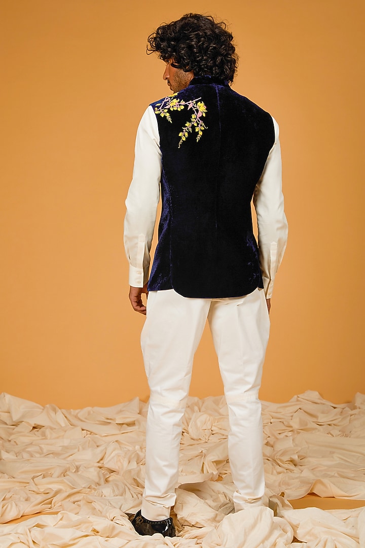 Black Velvet Resham Embroidered Bundi Jacket by Rohit Bal Men at Pernia's Pop Up Shop