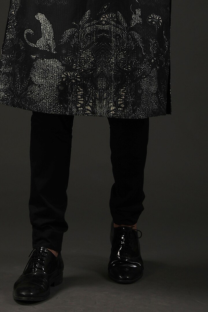 Black Chanderi Digital Printed Kurta Set by Rohit Bal Men at Pernia's Pop Up Shop