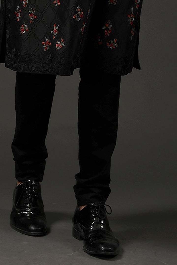 Black Chanderi Silk Resham Embroidered Kurta Set by Rohit Bal Men at Pernia's Pop Up Shop