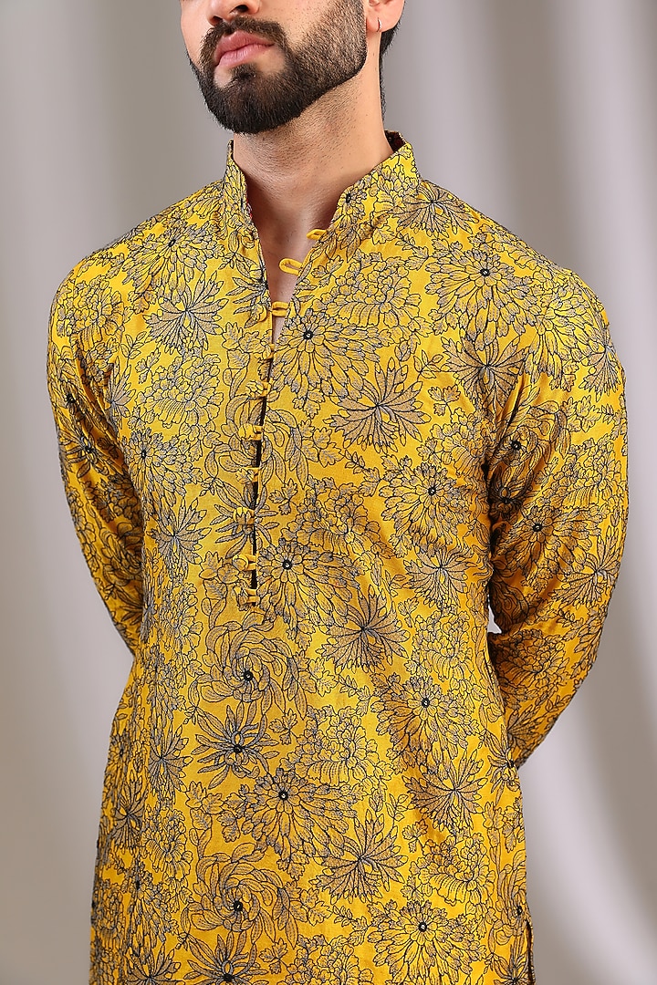 Yellow Silk Thread Floral Work Kurta Set by Rabani & Rakha Men at Pernia's Pop Up Shop