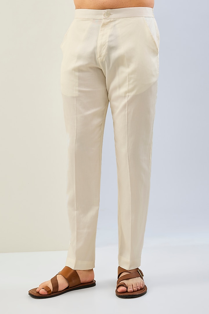 Off-White Georgette Thread Embroidered Kurta Set by Rabani & Rakha Men at Pernia's Pop Up Shop