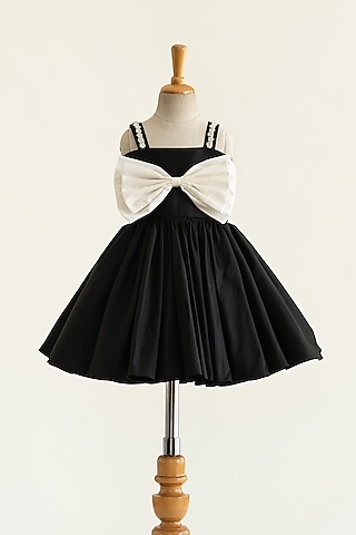Black Taffeta Applique Bow Flared Dress For Girls by Ruchikalathlabel