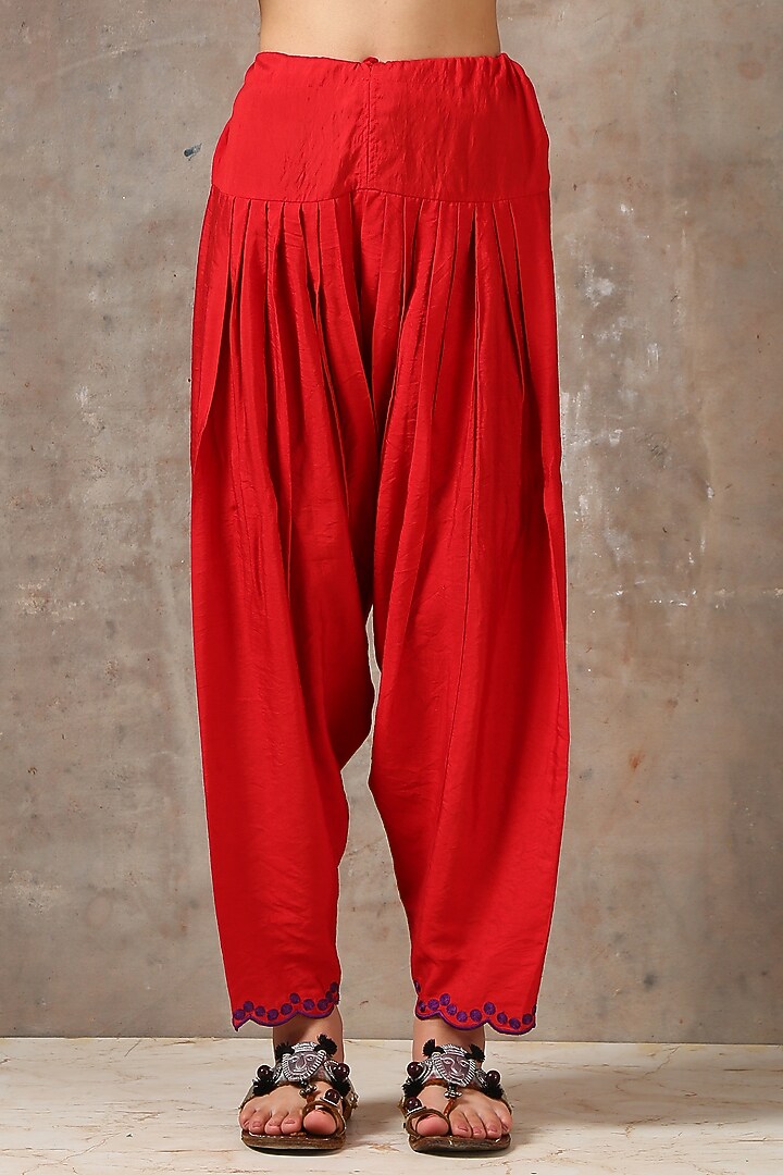 Red Embroidered Asymmetric Kurta Set by Rekha Agra at Pernia's Pop Up Shop